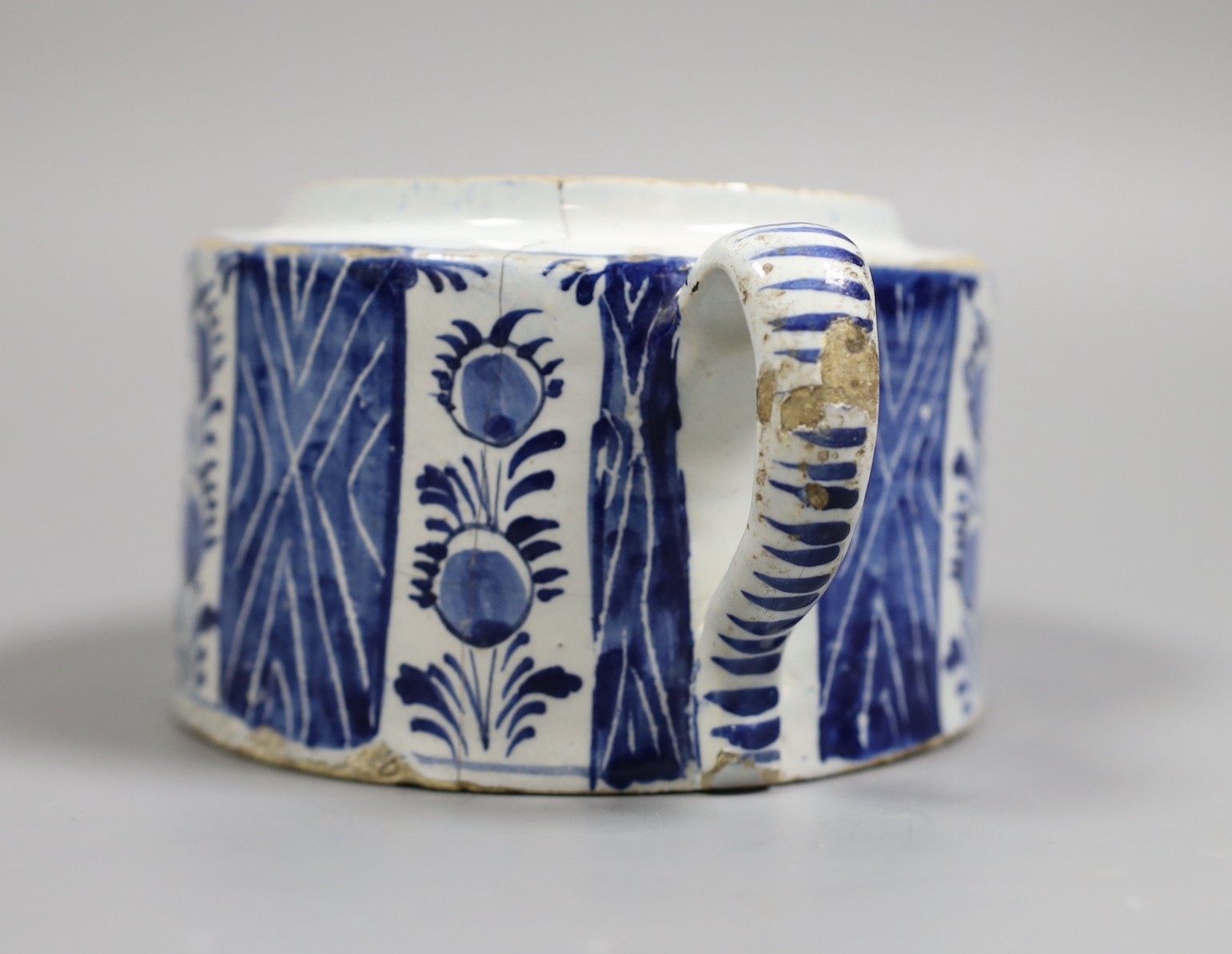 An early 18th century Delft two-handled pot, 19cms wide